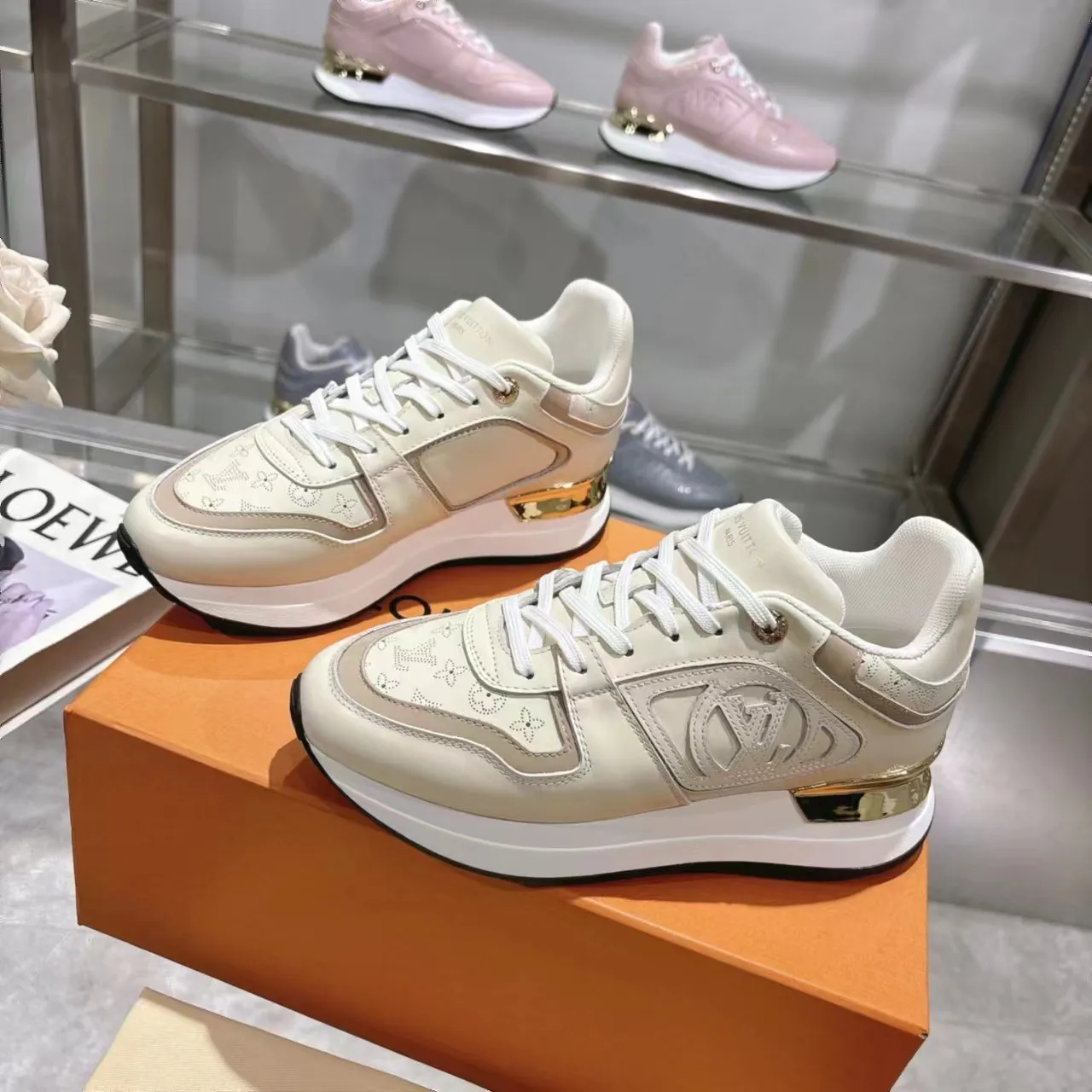 [L Family] P: 760💰Size 35-42 for women, 39-46 for men, (41.42 for women, 45.46 for men, customized) .LV Donkey Brand 🔥🔥LOUIS VUITTON Louis Vuitton's official website synchronizes the 2025 autumn and winter couple's models, which are now on the market, this Neo Run Away sneakers are inspired by running shoes, integrating LV's iconic must-have shoes into the trend. This version is a 1:1 replica of the original version. It is made of two-tone calfskin to highlight its simple lines and unique wedge outsole. Key details include the LV initials on the side and an engraved gold heel stabilizer on the back plus a 2cm hidden insole.